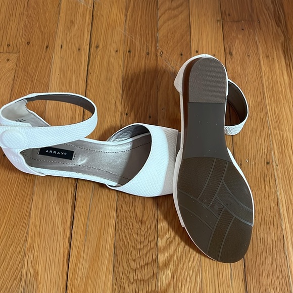 NWOB Array Peep toes strap ankles white/ off white leather sandal 7.5N - Picture 4 of 4